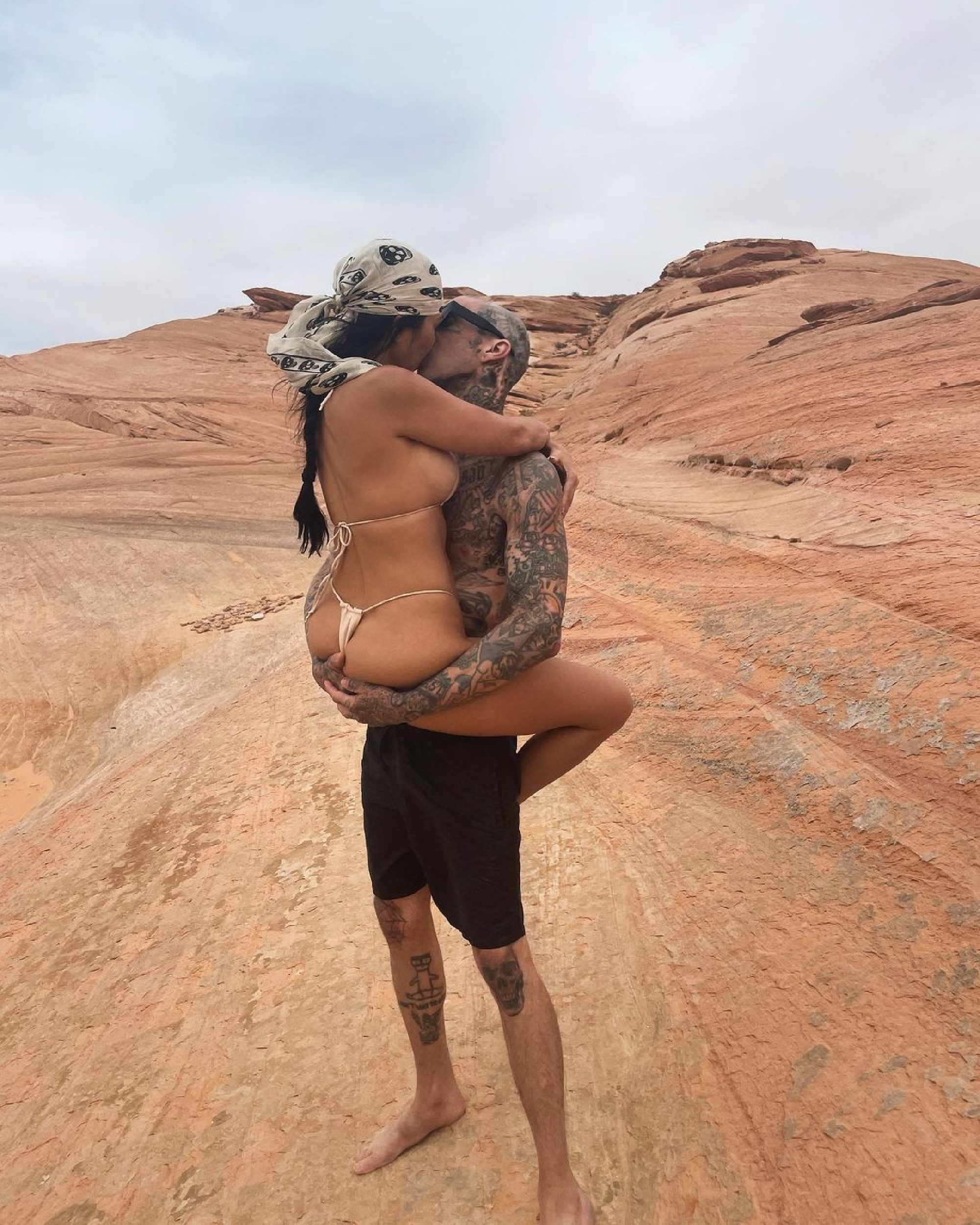 Žhavá fotka Kourtney Kardashian a Travise Barkera v poušti!