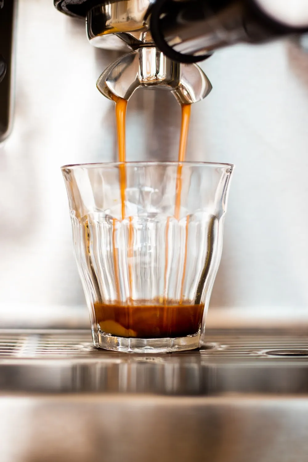 Může káva zrychlit váš metabolismus a pomoci vám spalovat tuk?