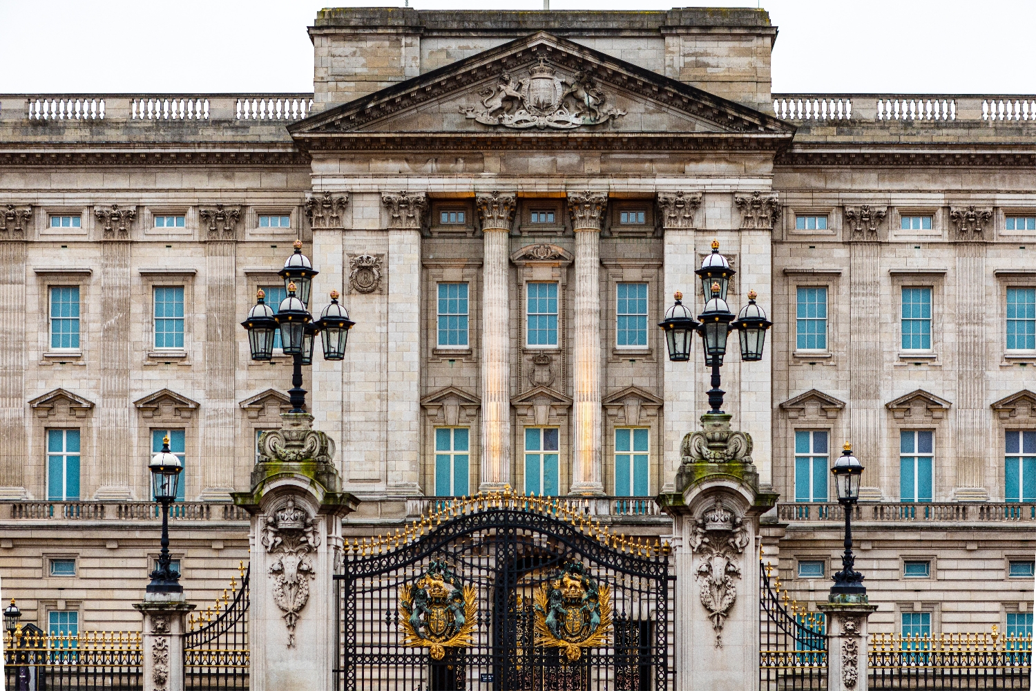 Kolik lidí ve skutečnosti žije v Buckinghamském paláci?