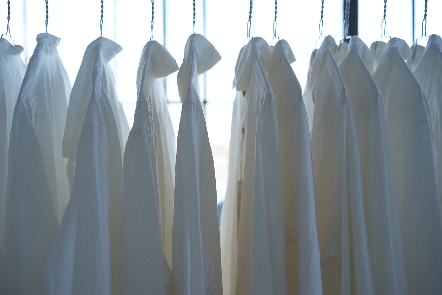 Leží vám doma obyčejná bíla košile? Zde jsou 3 způsoby, jak z ní udělat outfit jako z Instagramu