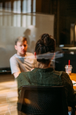 Mansplaining a jeho 3 formy, které ženy stále zažívají