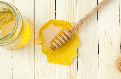 Můžeme použít med k léčbě popálenin?