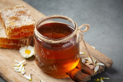 10 Výhod včelího medu aneb proč jíst lžičku každý den?