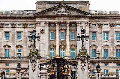 Kolik lidí ve skutečnosti žije v Buckinghamském paláci?