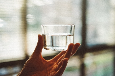 Voda: Jak prospívá našemu zdraví a kolik bychom jí měli denně vypít? 