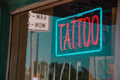 Piercing VS. tetování: Který z nich bolí více?