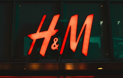 Skutečný důvod, proč je H&M tak levné.