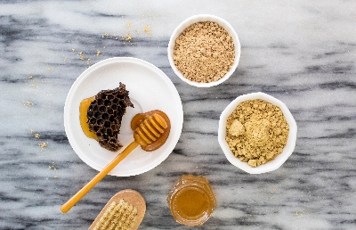 5 Důvodů, proč bychom měli jíst alespoň lžičku medu denně 